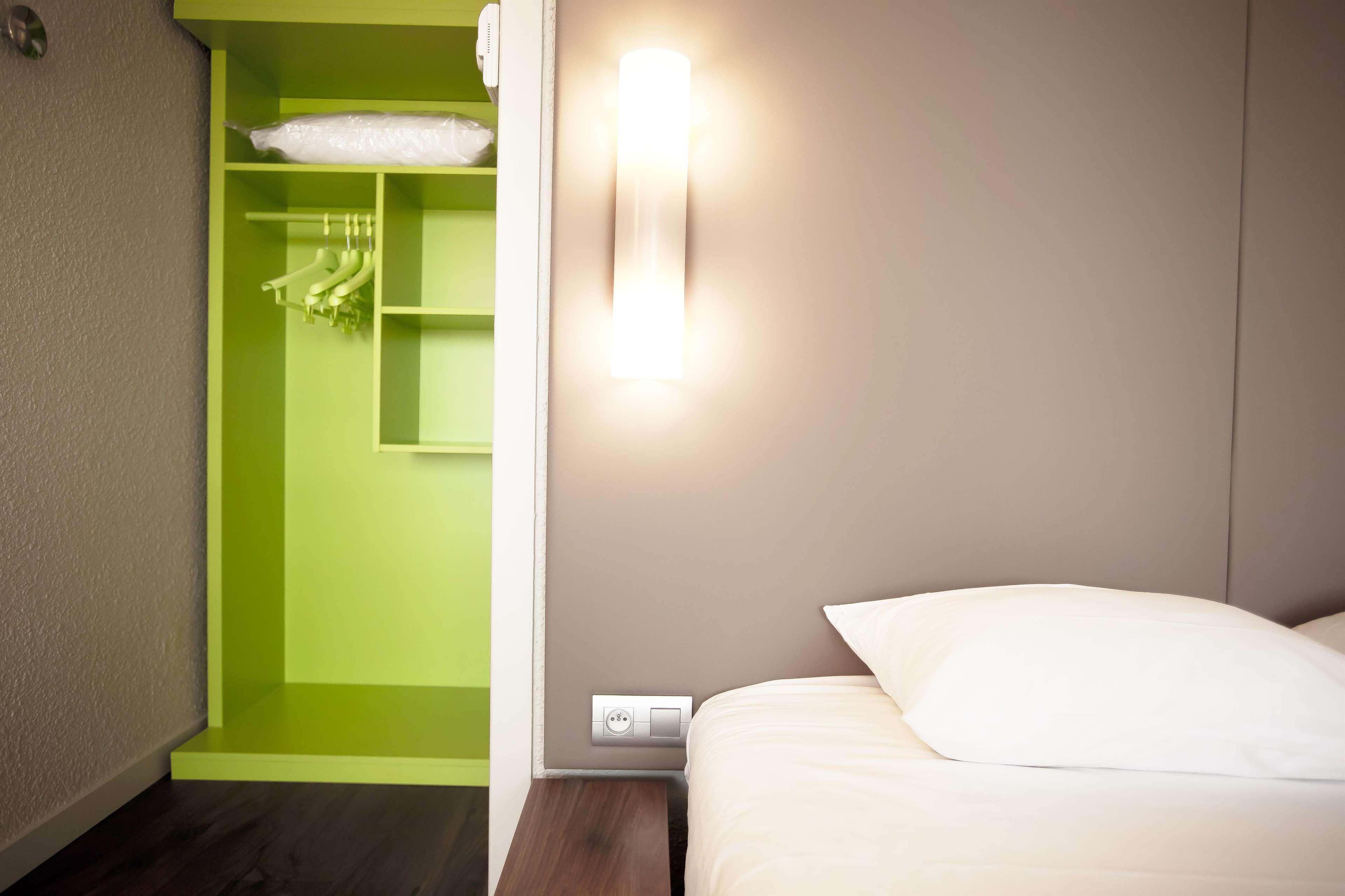 Hotel Campanile Nimes Sud - Caissargues Exterior foto